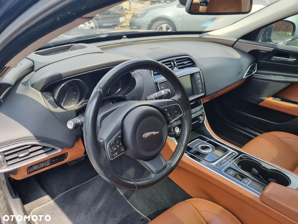 Jaguar XE 2.0 D AWD Portfolio - 10