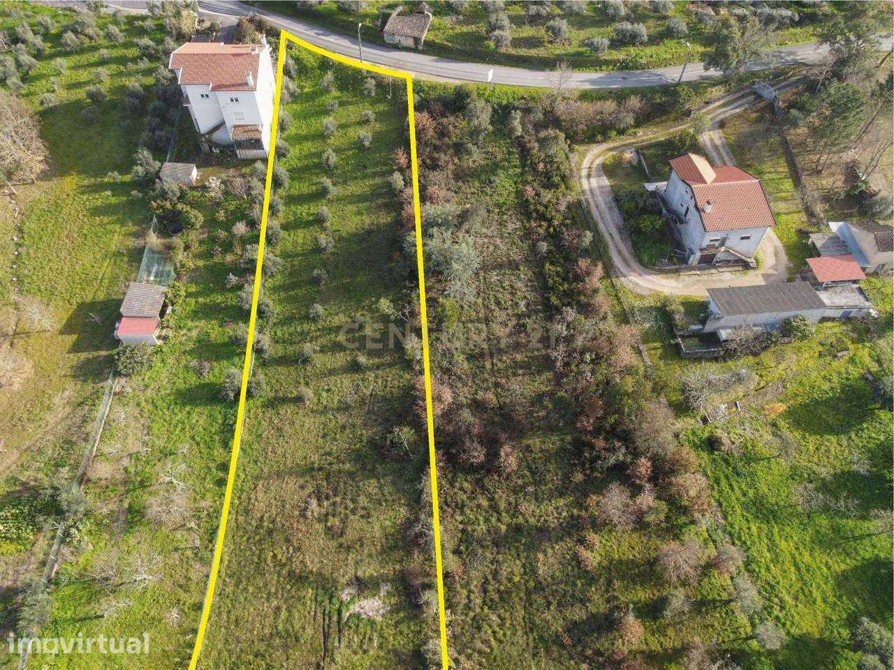 Terreno retangular de 2580m2 abrangido pelo PDM bem localizado em Vila - Grande imagem: 4/11