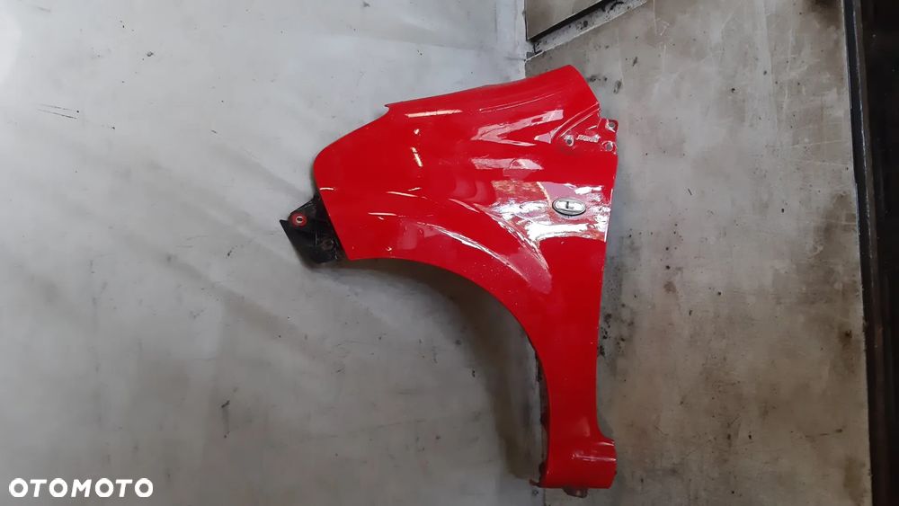 * BŁOTNIK LEWY DO TOYOTA AYGO 3P0 CZERWONY - 1