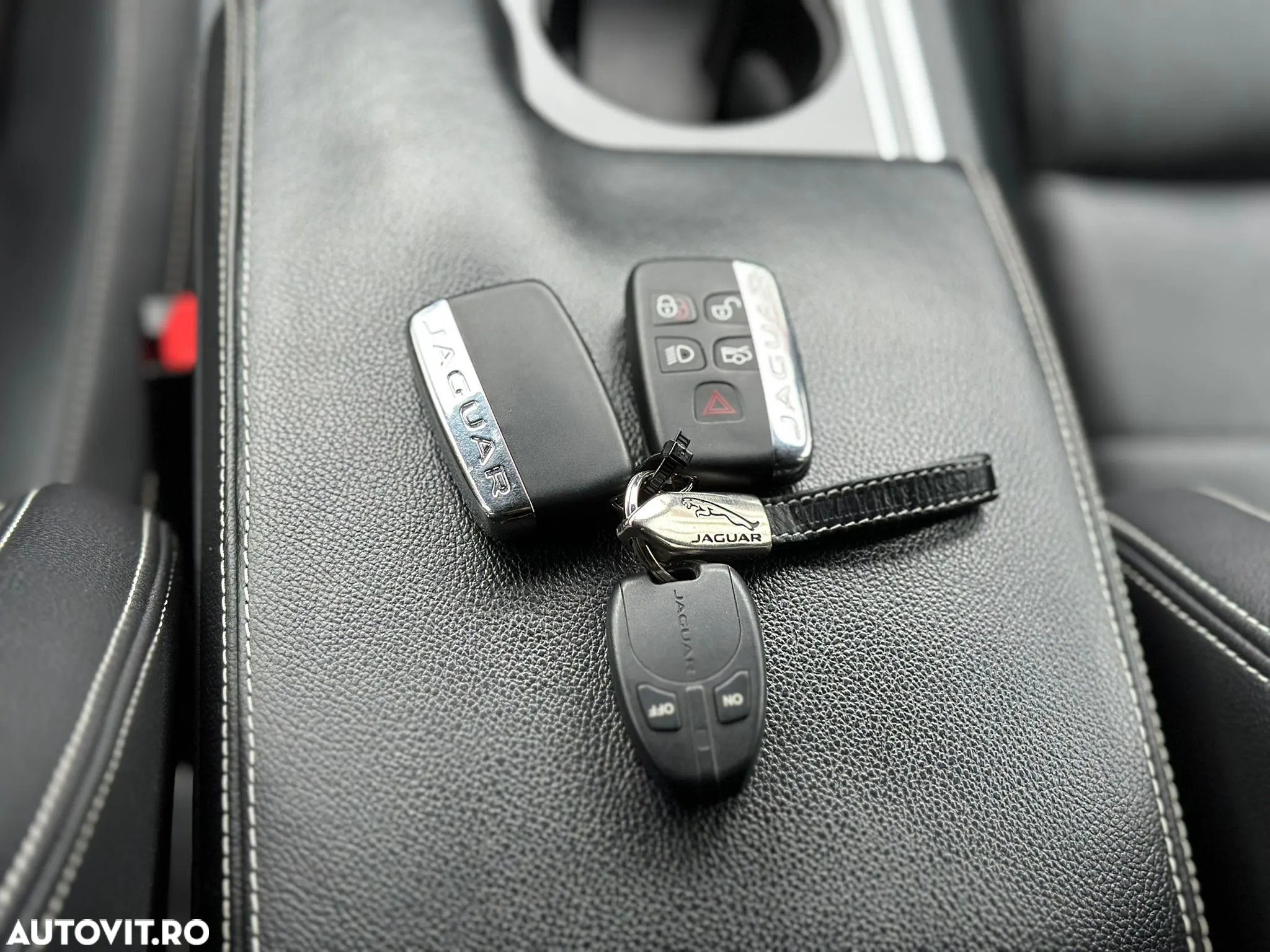 Jaguar XE RWD S - 40