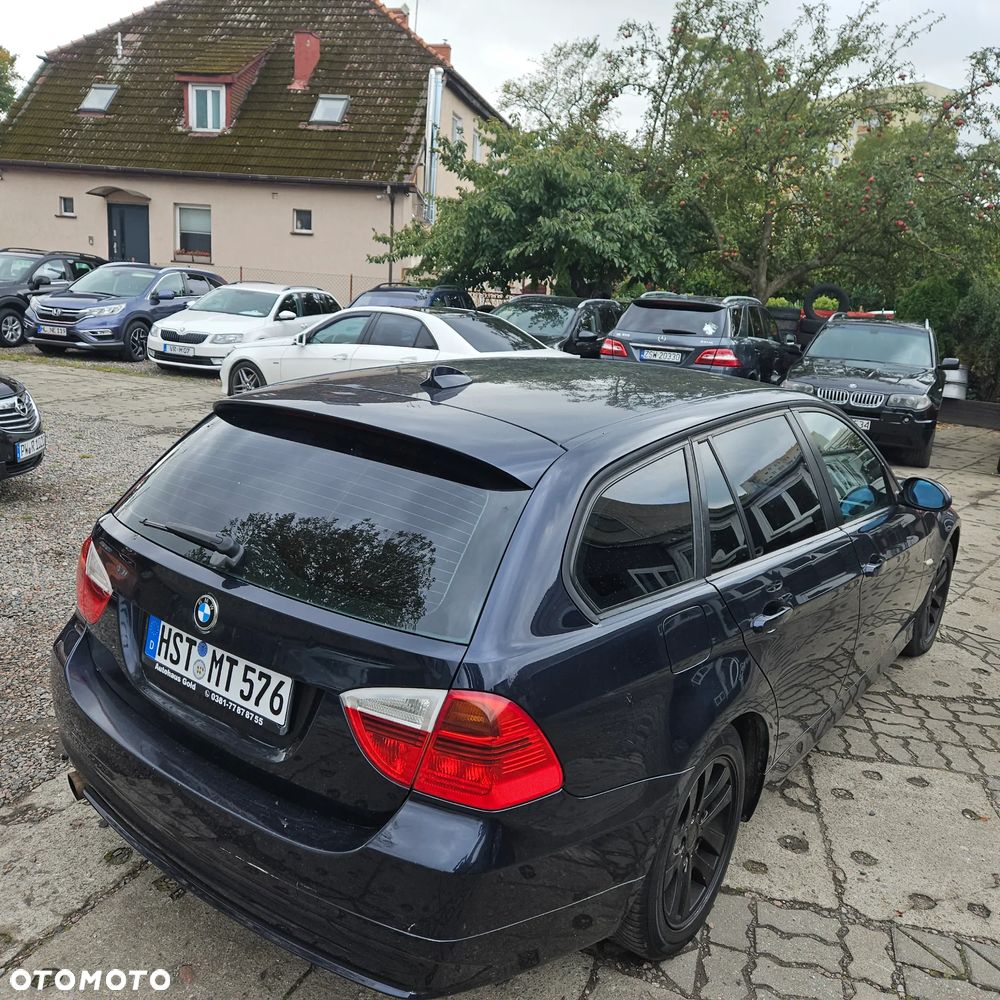 BMW Seria 3 318i Touring - 10