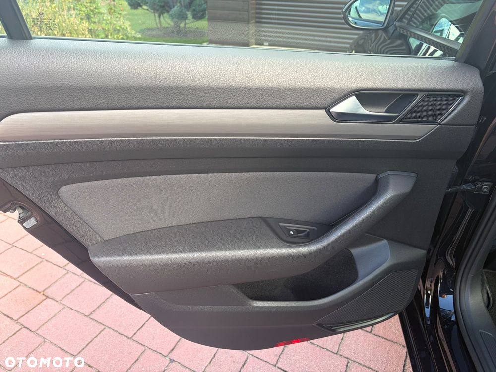 Volkswagen Passat - 25