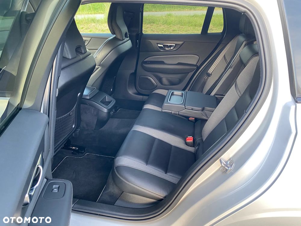 Volvo V60 B3 B R-Design - 17