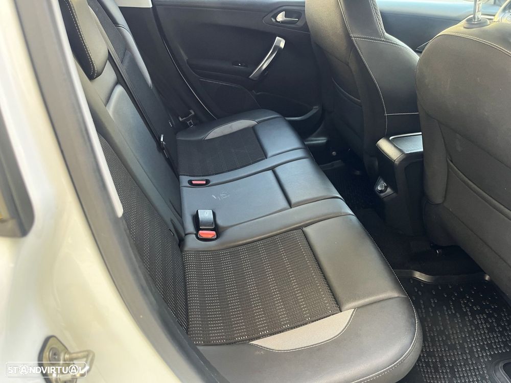 Peugeot 2008 1.2 PureTech Allure EAT6 - 17