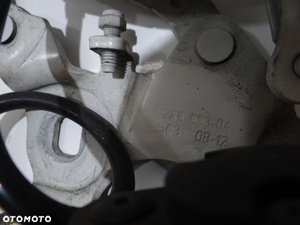ZAWIAS NABÓJ PIROTECHNICZNY LEWY MASKI BMW E88 300 - 3
