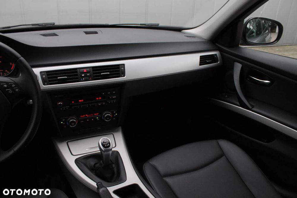 BMW Seria 3 318d DPF Edition Exclusive - 31