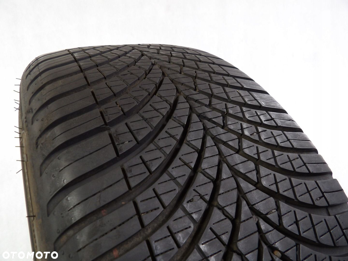 1X opona 225/40R19 GOODYEAR VECTOR 4SEASONS GEN-3 - 2