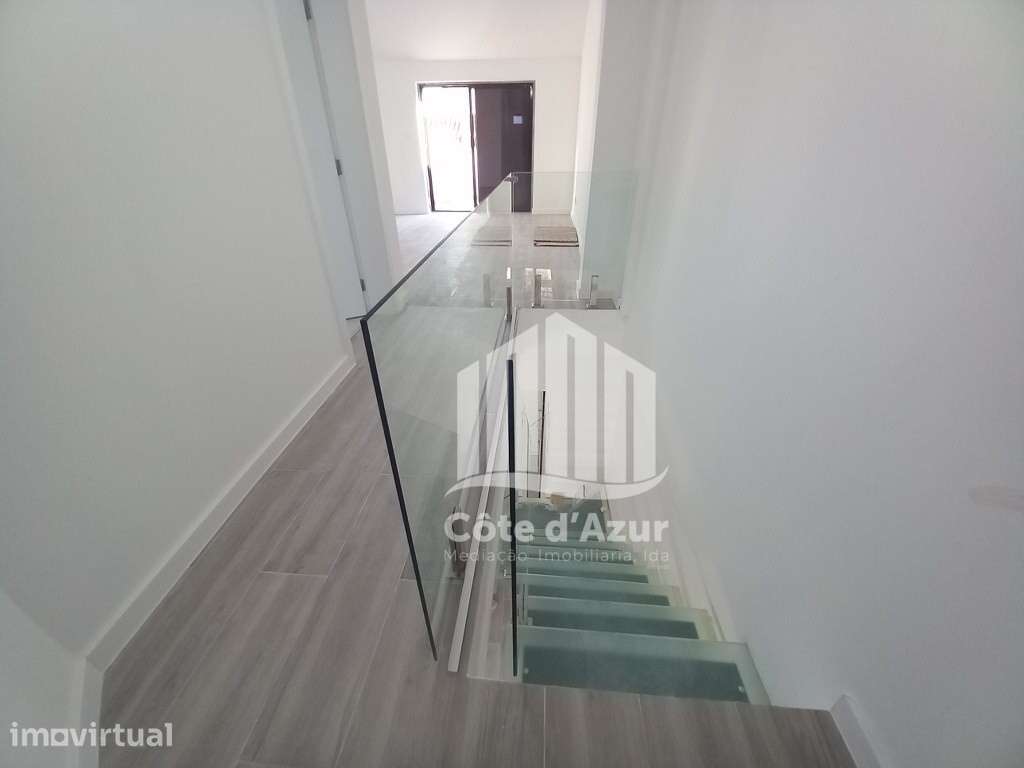 Apartamento Duplex de 4 assoalhadas, localizado na Costa de Caparica. - Grande imagem: 3/32