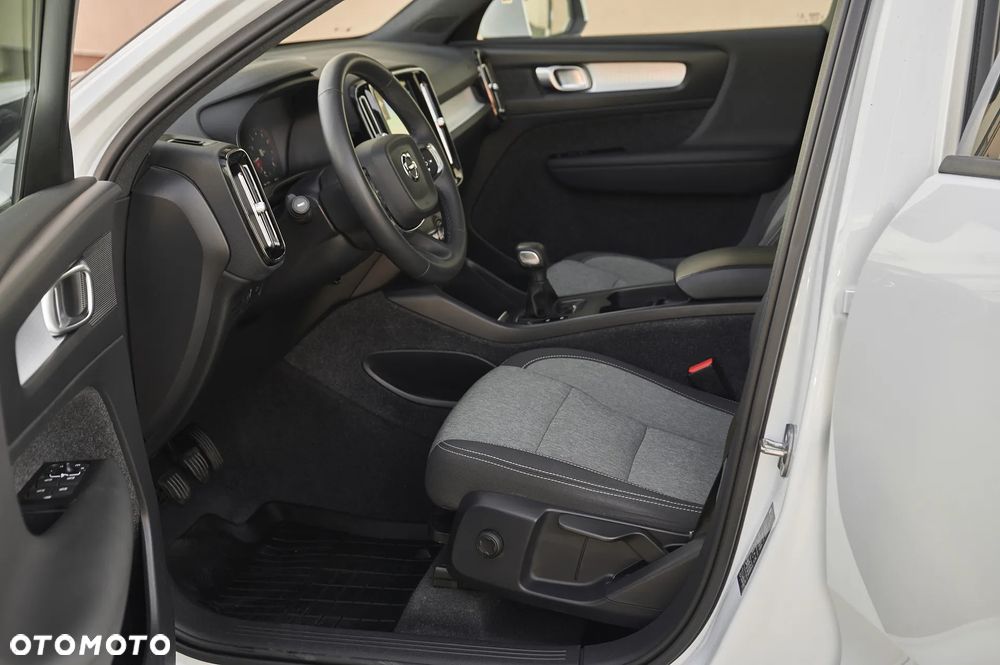 Volvo XC 40 T3 Momentum Pro - 29