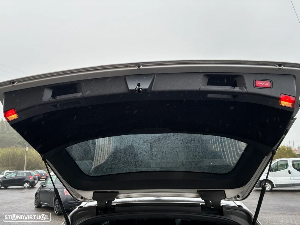 Mercedes-Benz E 250 BlueTEC Avantgarde Auto. - 12