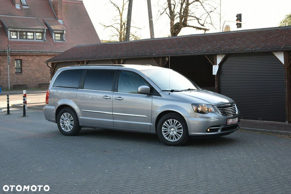 Chrysler Town & Country - 8