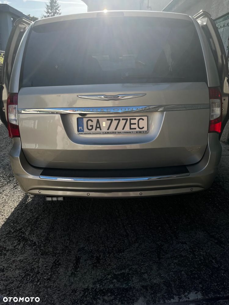 Chrysler Town & Country - 6