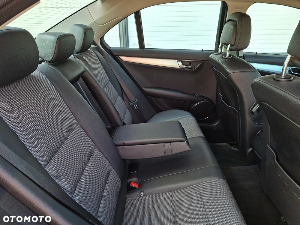 Mercedes-Benz Klasa C 180 CGI BlueEFFICIENCY Avantgarde - 19
