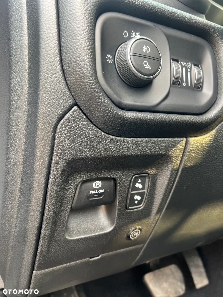 RAM 1500 Laramie Sport - 30