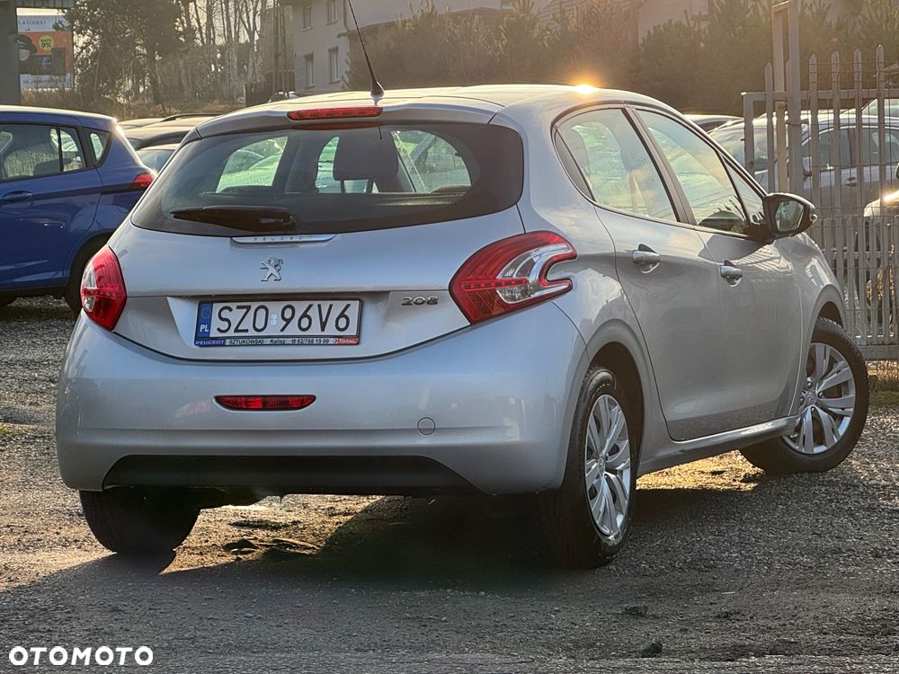 Peugeot 208 - 8