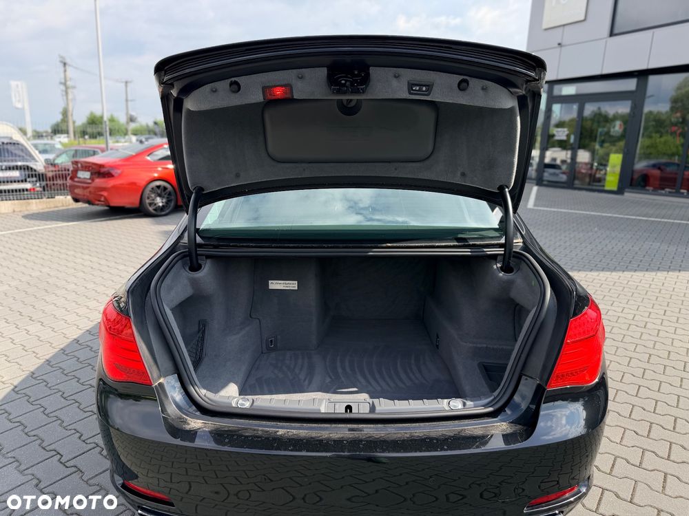 BMW Seria 7 750i - 24