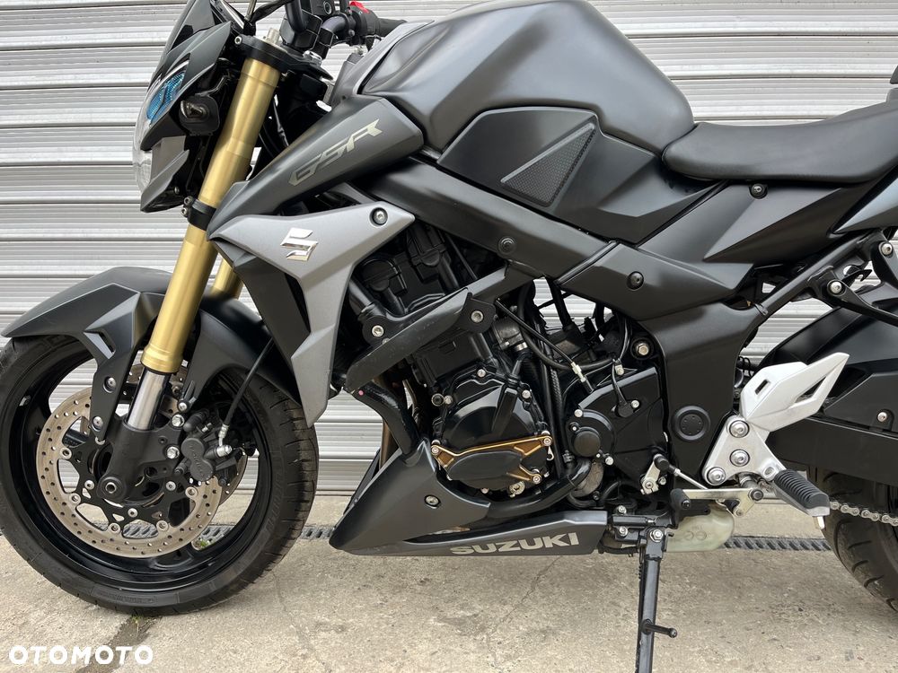 Suzuki GSR - 36