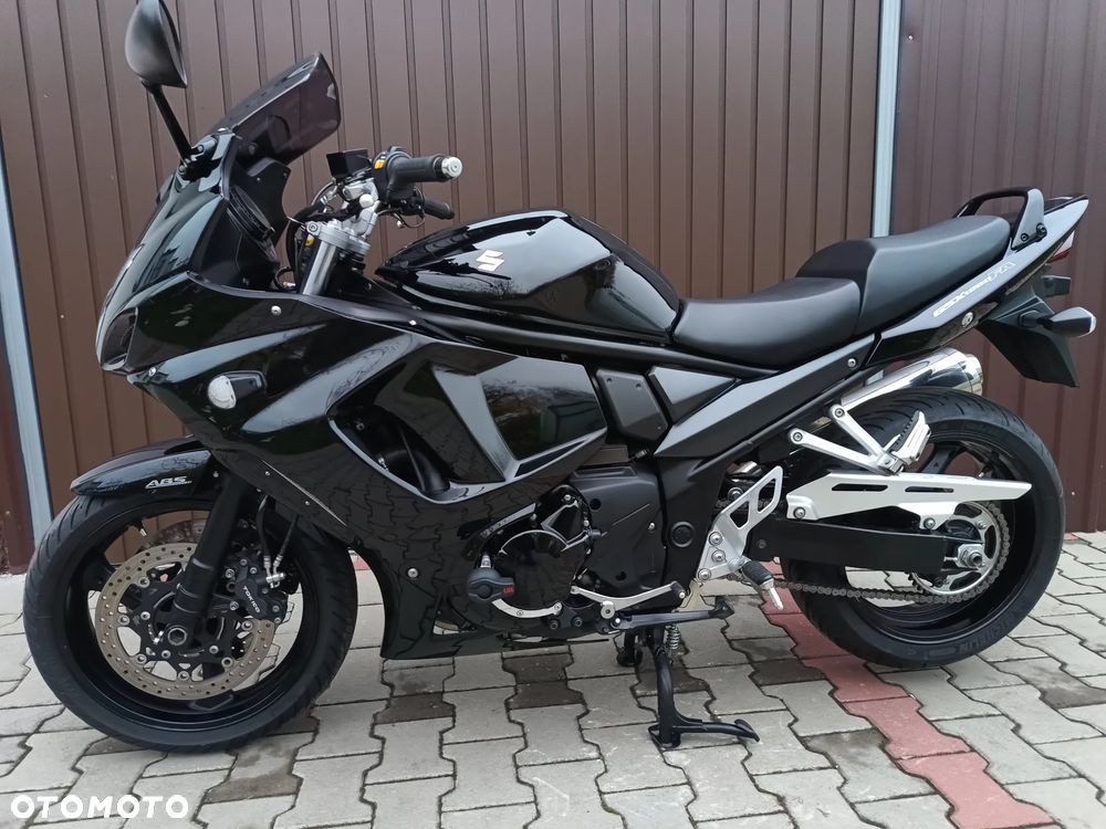 Suzuki GSX - 16