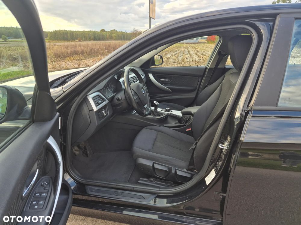 BMW Seria 3 320i - 5