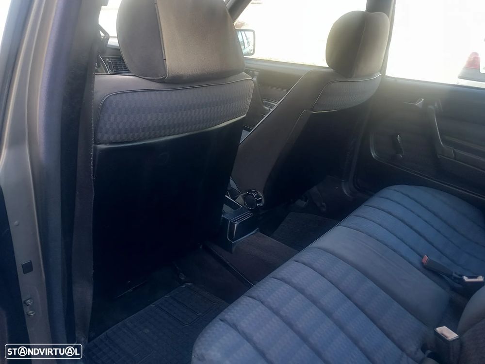 Mercedes-Benz 190 D 2.0 - 12