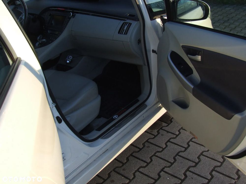 Toyota Prius 1.8 HSD Sol - 8