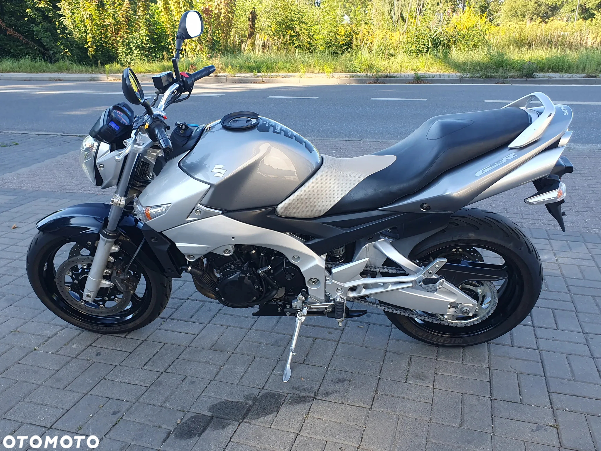 Suzuki GSR - 26