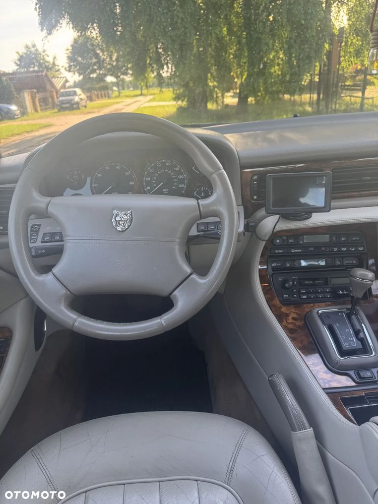 Jaguar XJ - 8