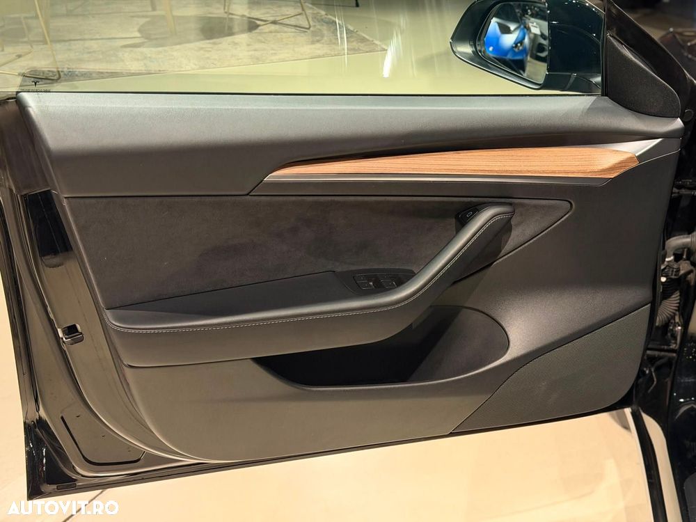 Tesla Model 3 - 35