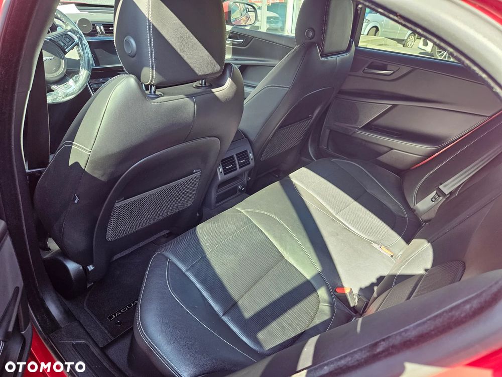 Jaguar XE 2.0 D AWD R-Sport - 8