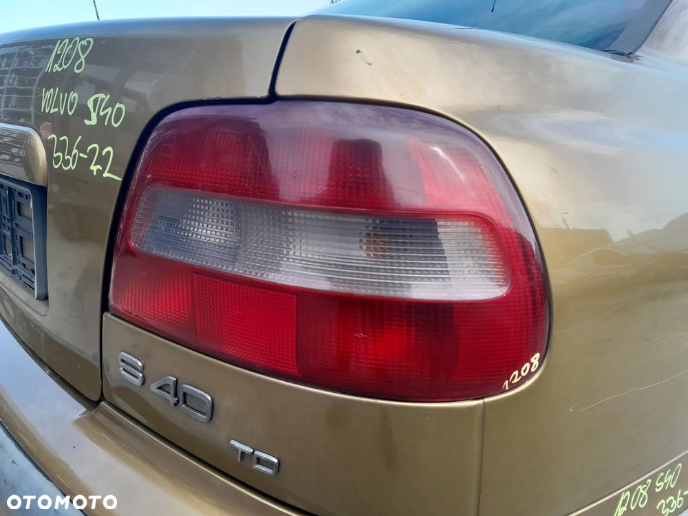 VOLVO V40 LAMPA TYLNA PRAWA W BŁOTNIK - 2