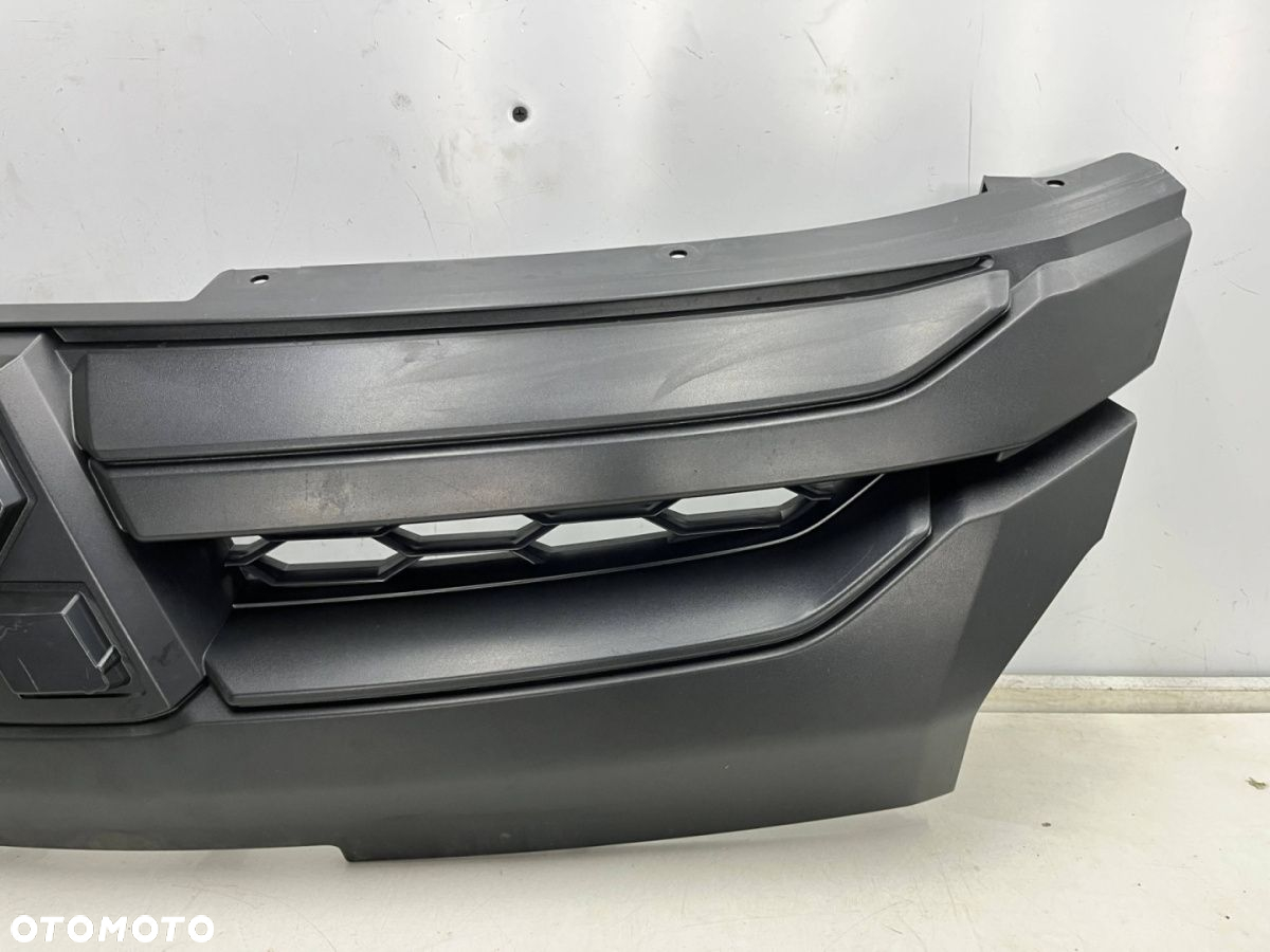 Atrapa Mitsubishi L200 5 V 19r.- grill przednia maskownica znaczek 7450B264 - 7