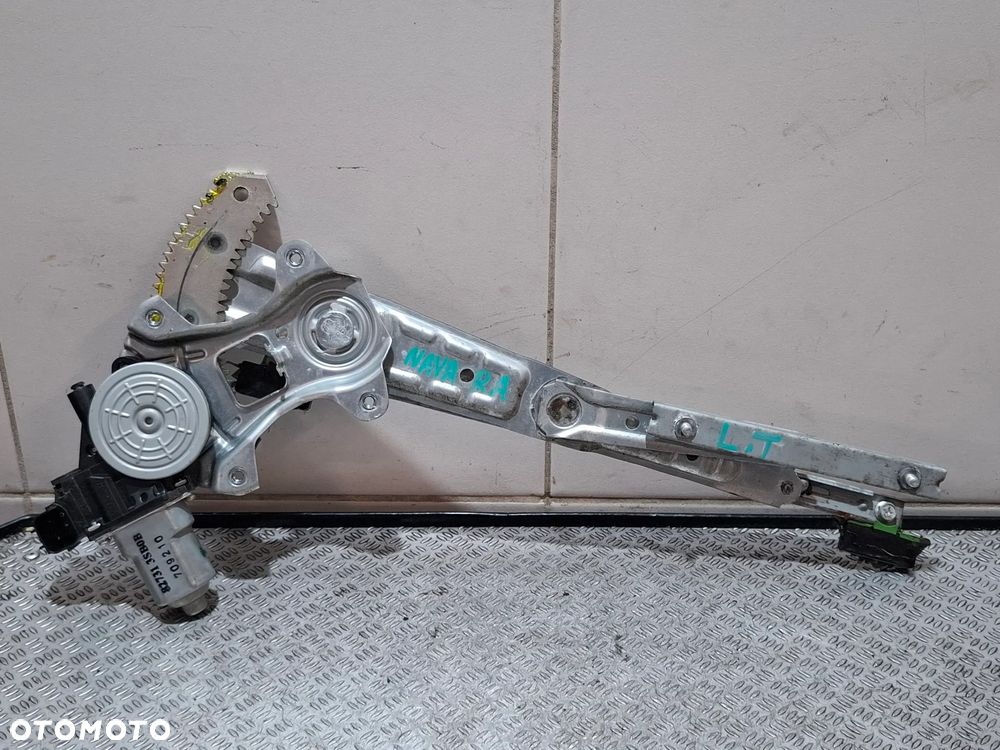Podnośnik szyby mechanizm drzwi lewy tył Nissan Navara Rok 2017 nr 827313SB0B - 1