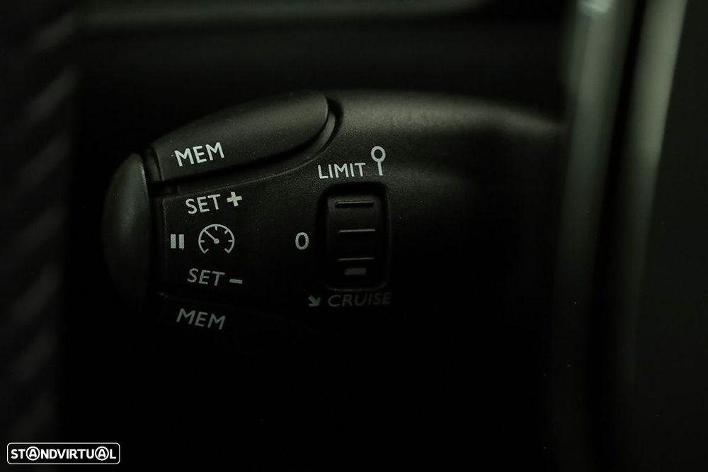 Peugeot 2008 1.2 PureTech Allure - 19