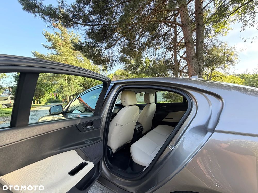 Jaguar XE D180 R-Dynamic S - 22