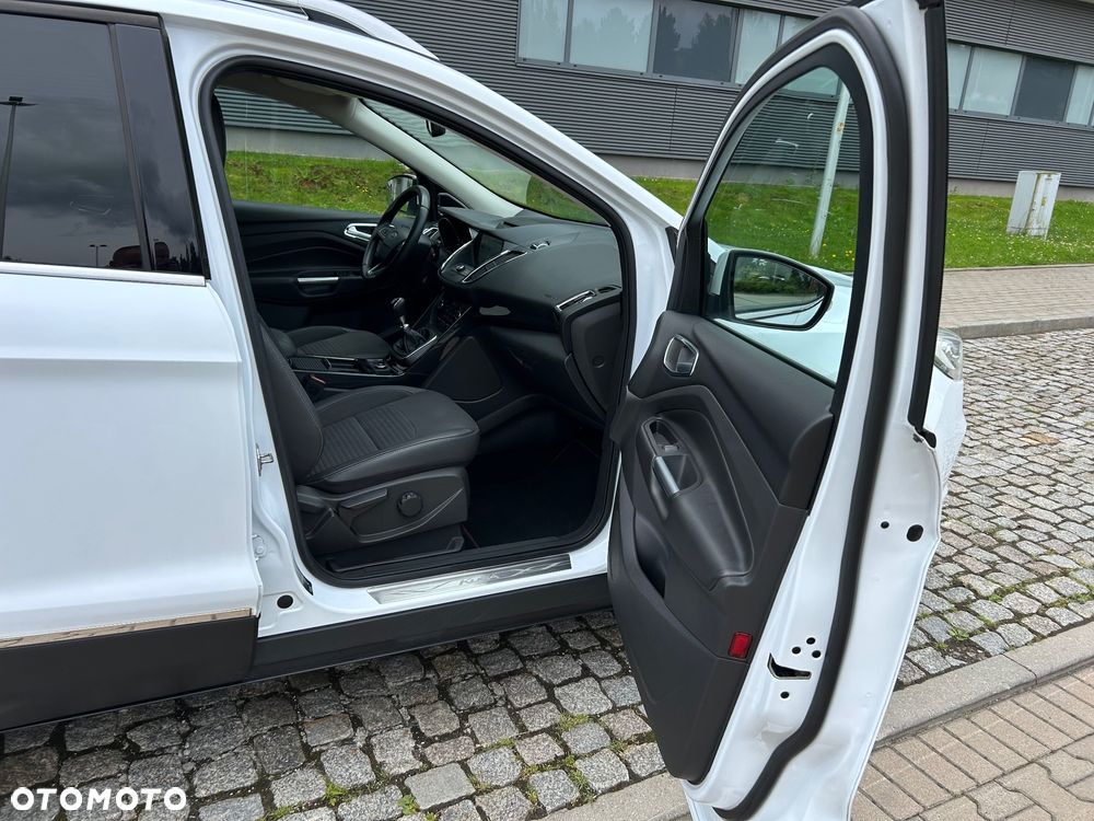 Ford Kuga 1.5 EcoBoost 2x4 Titanium - 16