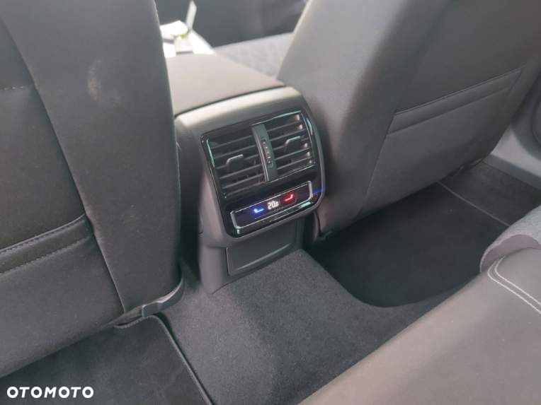 Volkswagen Passat Variant 2.0 TDI SCR DSG BlueMotion Comfortline - 16