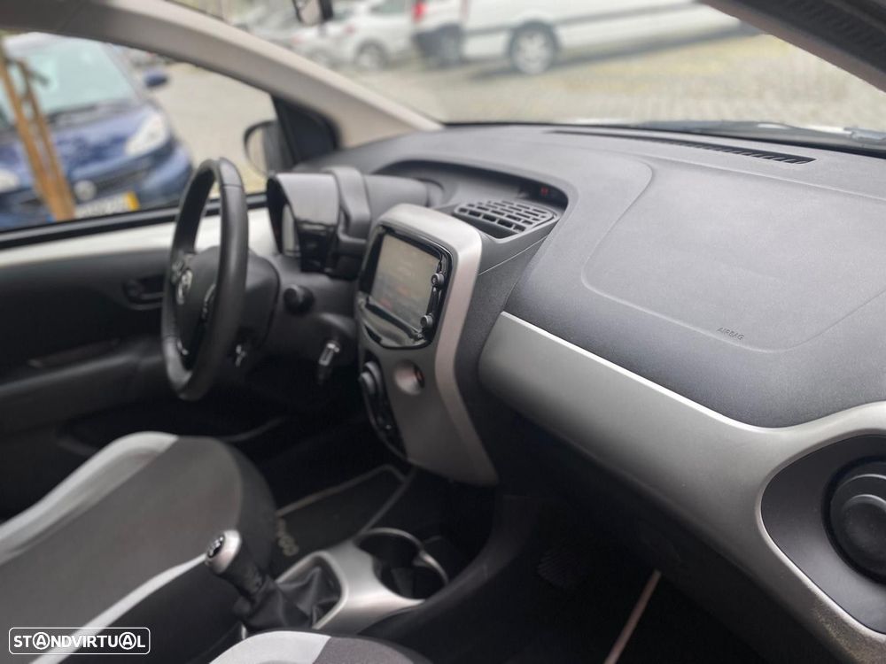 Toyota Aygo 1.0 X-Play - 24