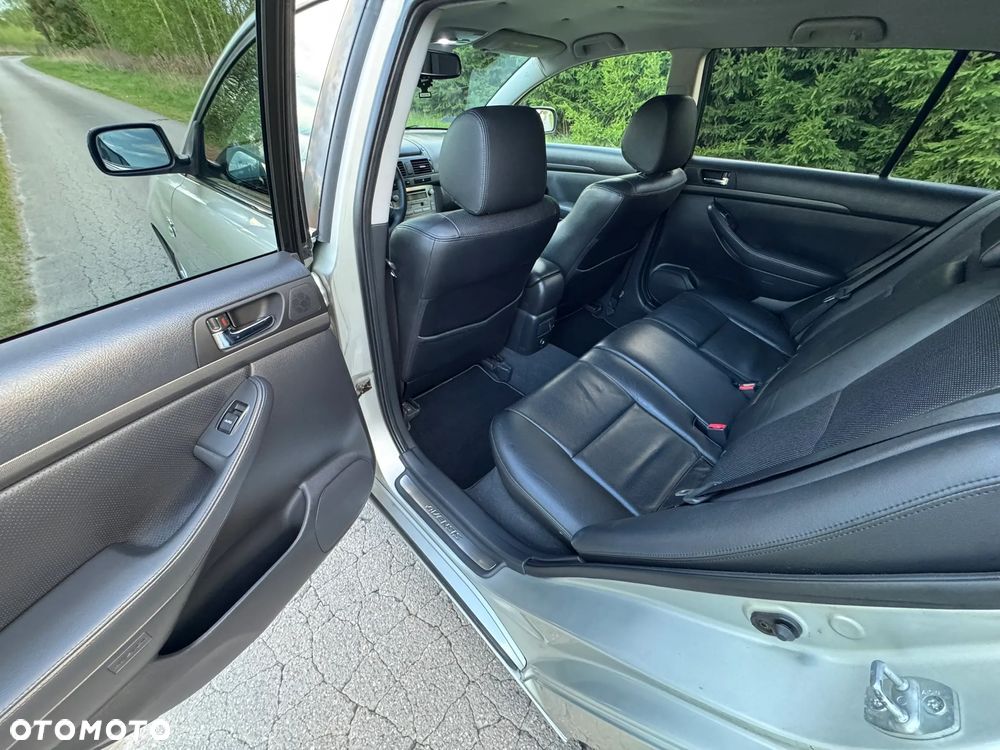 Toyota Avensis 2.0 D-4D Executive - 17
