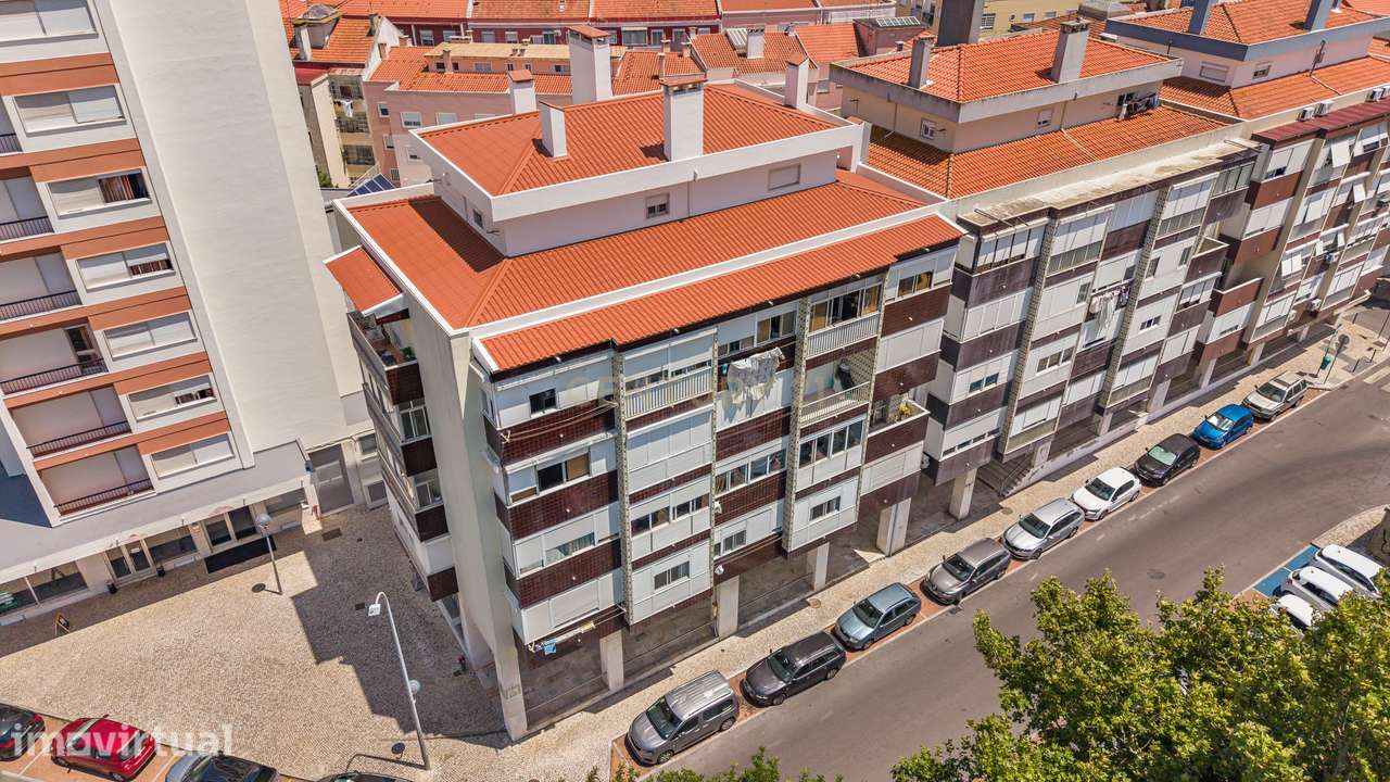 Apartamento T2 com Duas Varandas e Excelente Localização - Grande imagem: 2/38