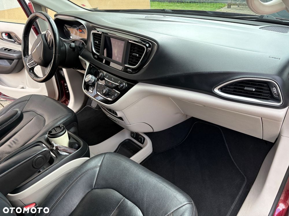 Chrysler Pacifica - 8