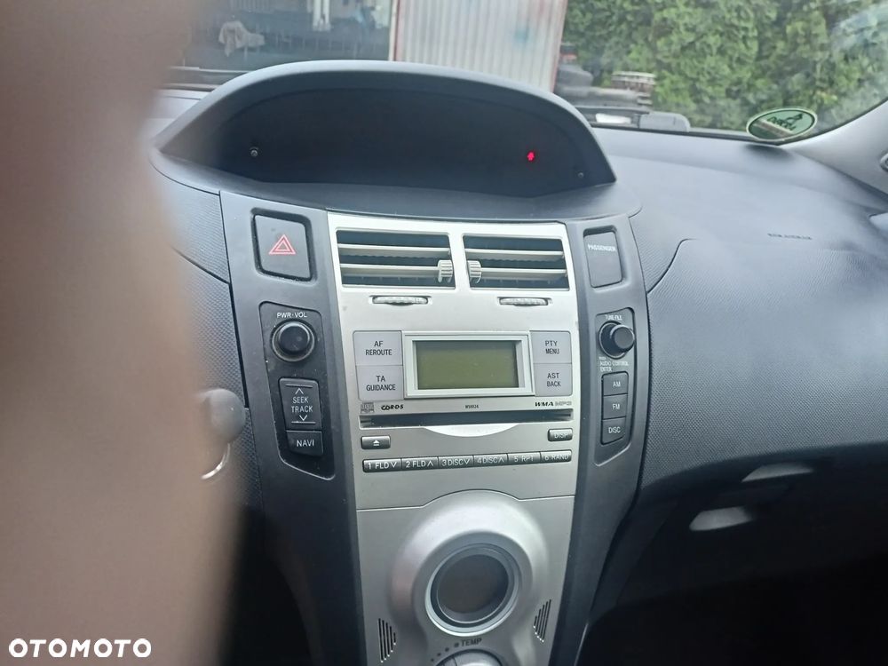 Toyota Yaris 1.3 - 17