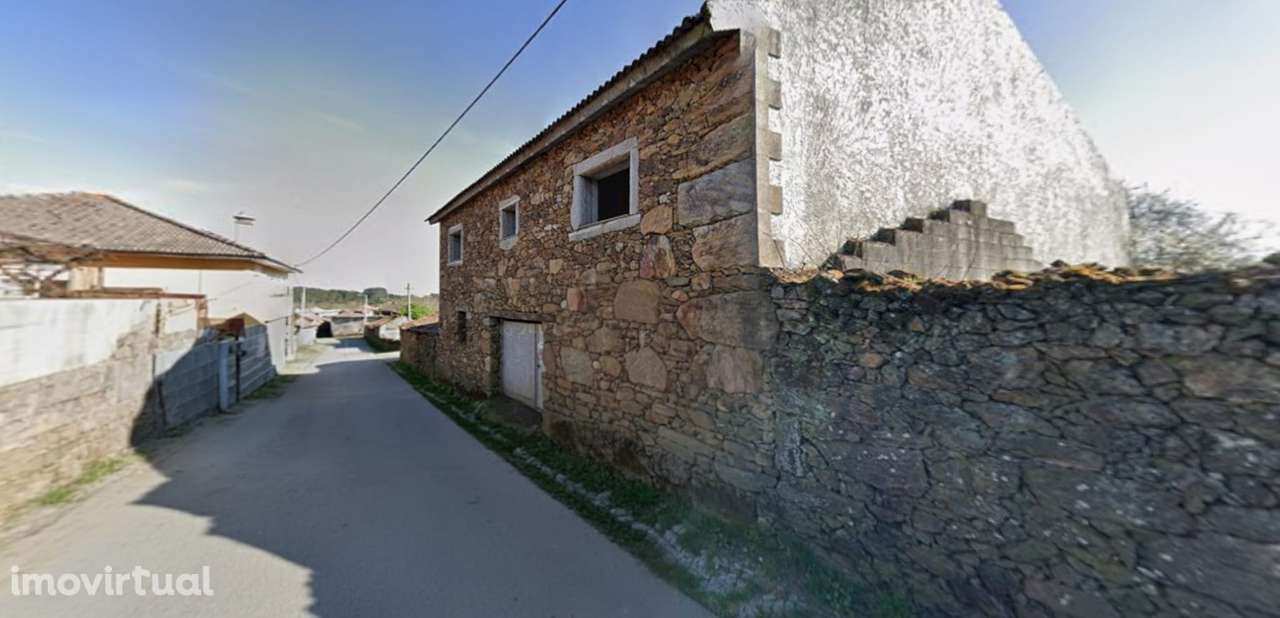 Terreno com benfeitoria de casa 2 pisos Vila Pouca Aguiar - Grande imagem: 2/4