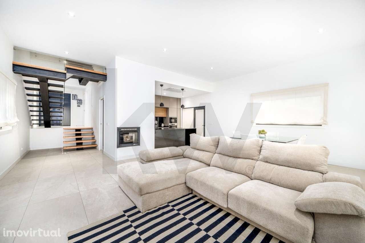 Moradia T4 isolada com generoso espaço exterior em Canelas - Grande imagem: 3/31