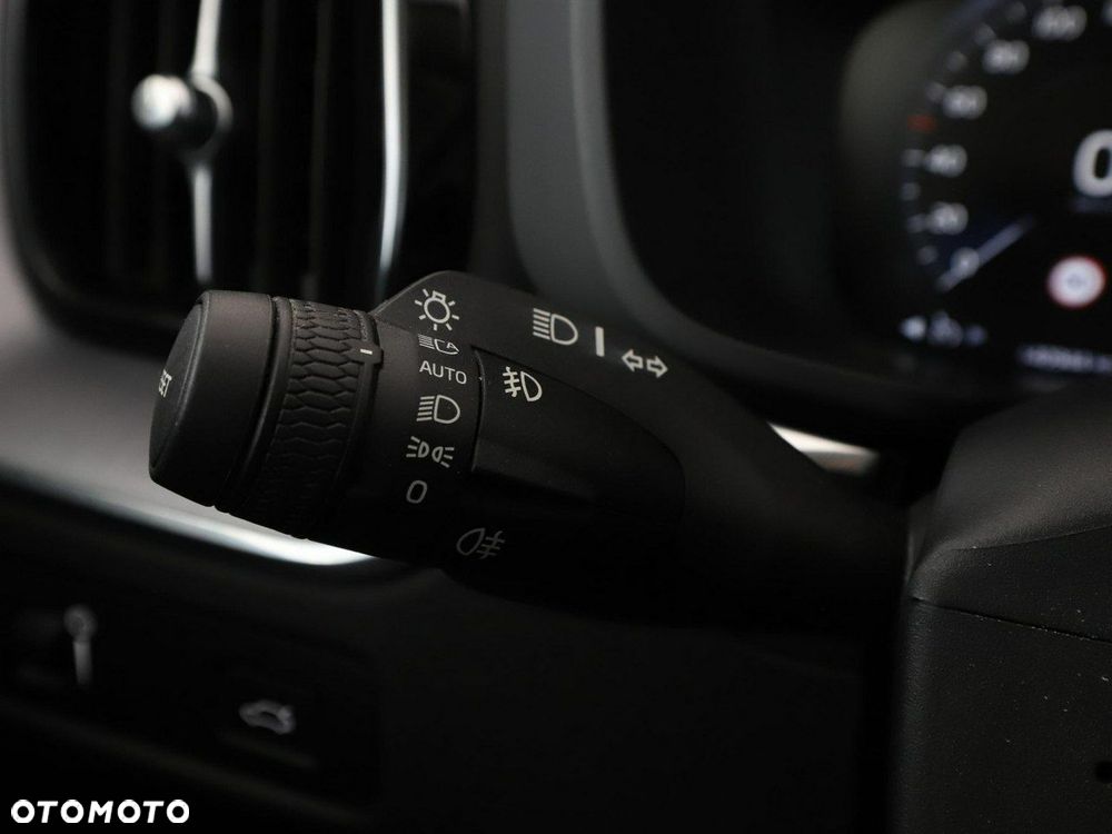 Volvo XC 60 B4 D AWD Momentum - 34