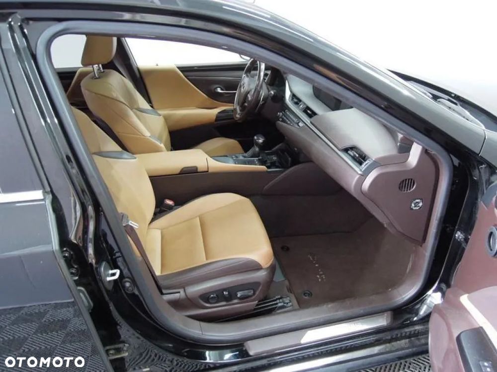 Lexus ES 300h Business Edition - 16