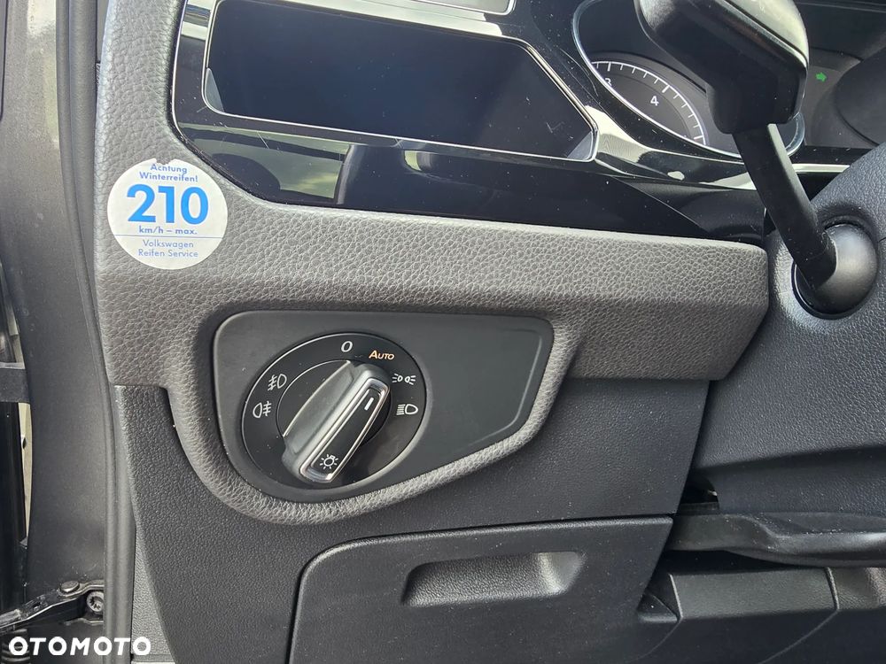 Volkswagen Touran 2.0 TDI SCR Highline - 16