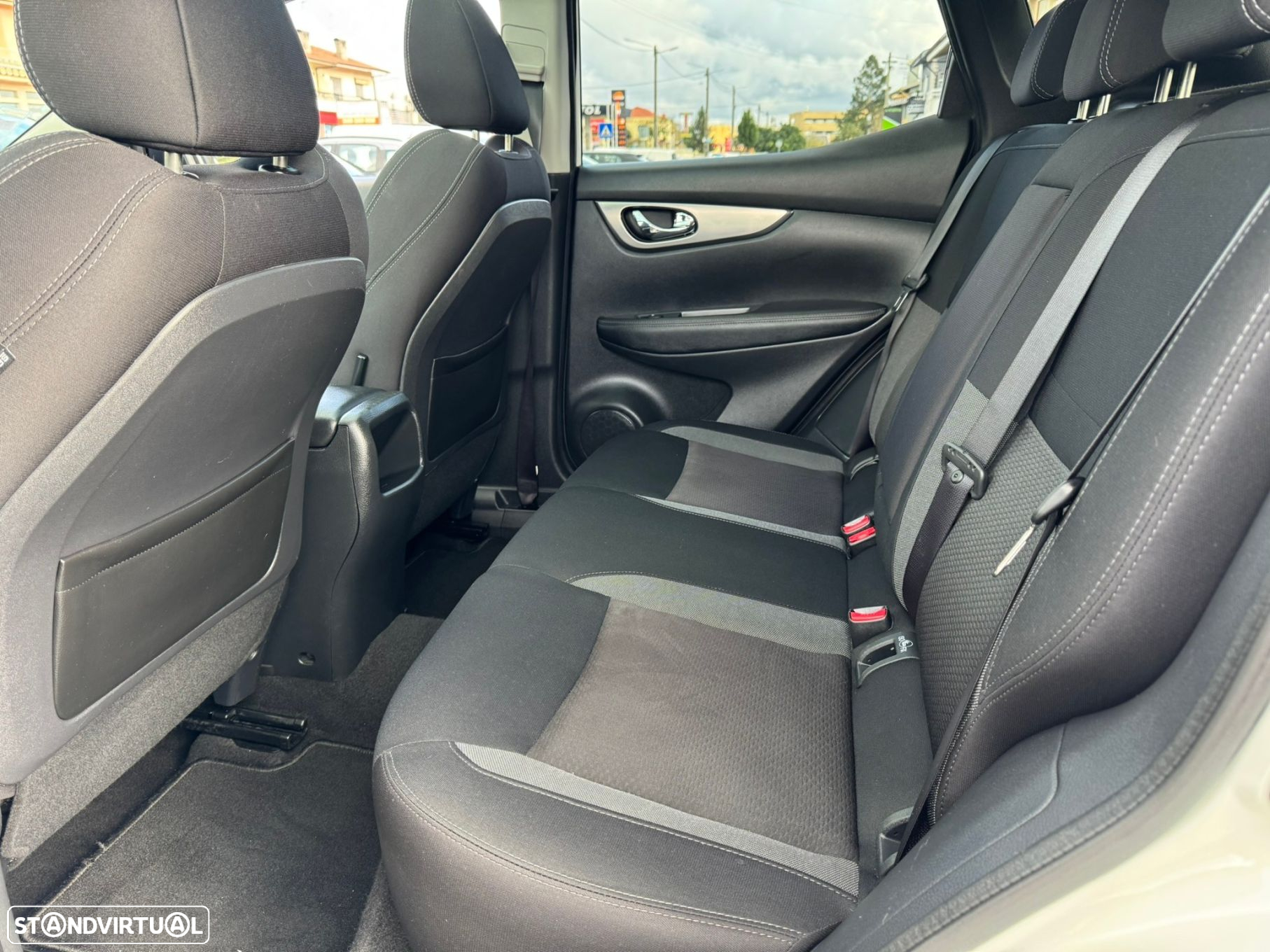 Nissan Qashqai 1.5 dCi N-Connecta J18 - 10