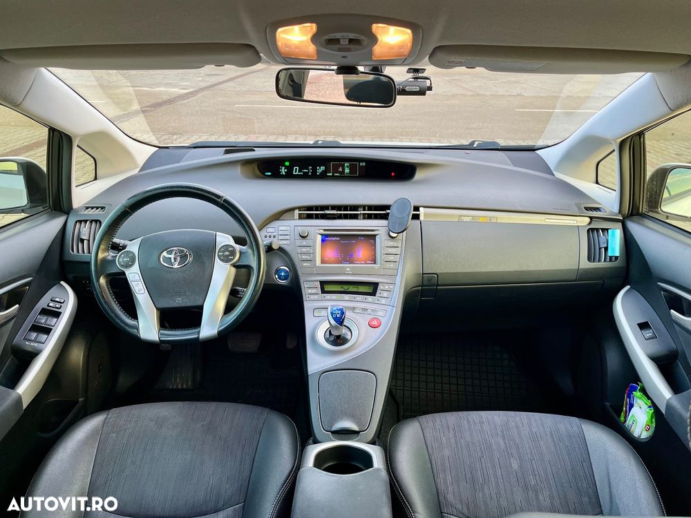 Toyota Prius Plug-in (Hybrid) Life - 2