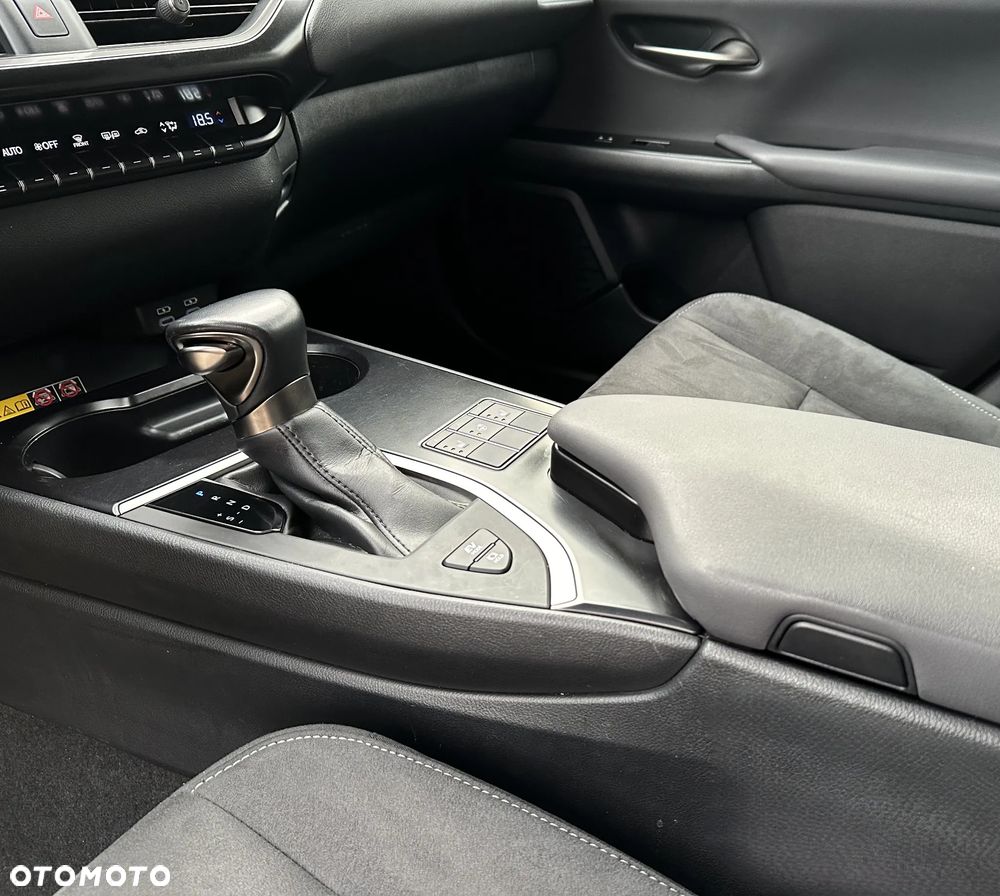 Lexus UX 250h GPF Business 2WD - 31