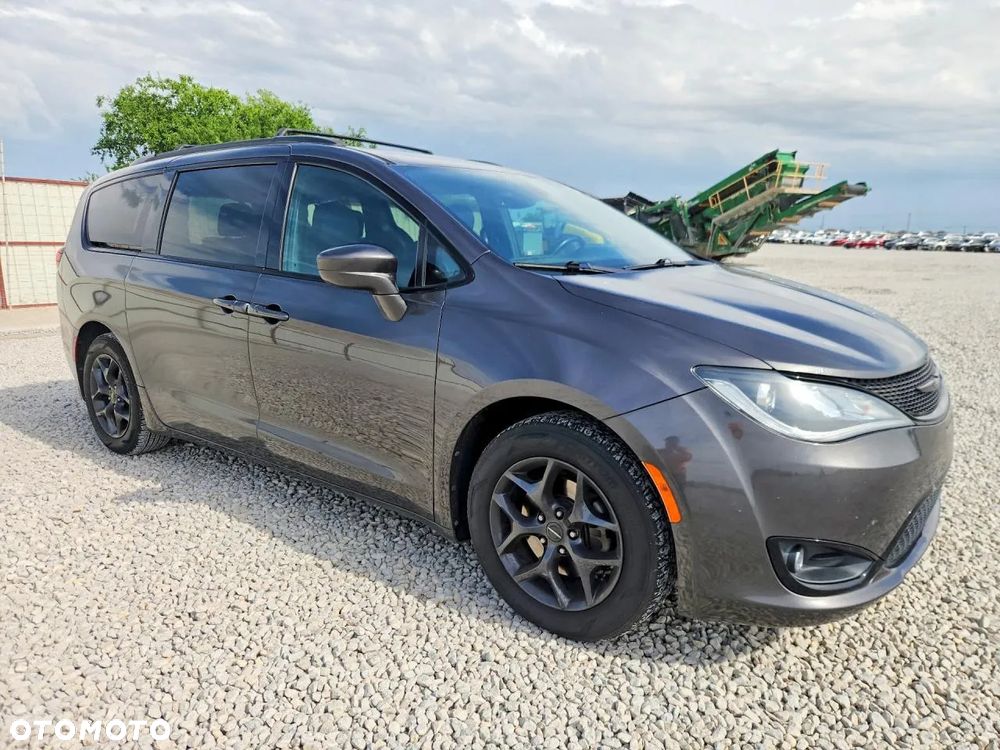 Chrysler Pacifica - 2